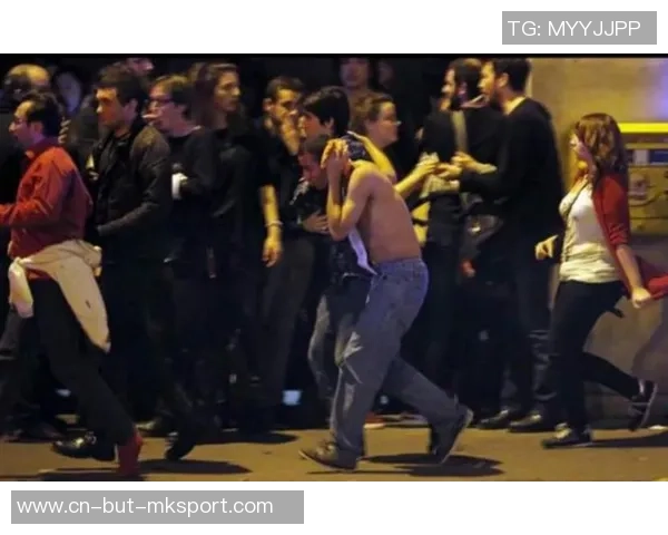 巴黎球迷打出巨型tifo，吊唁2015年恐怖袭击事情的遇难者